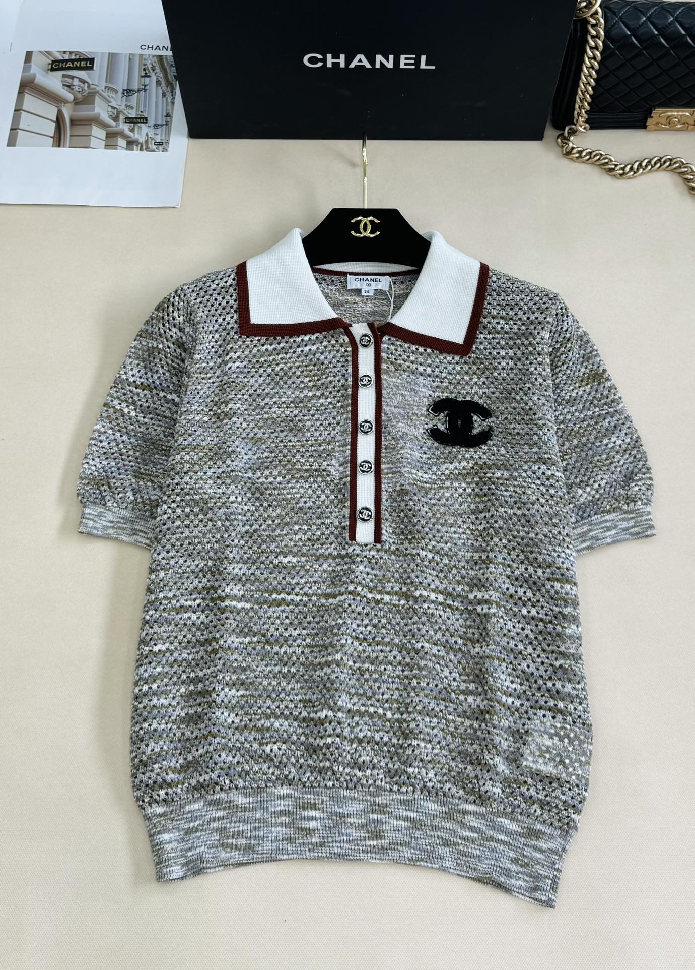 NO:442329,Chanel 25 Middle Class High-end Handicraftshop Knitted Polo Collar Short Sleeve Classic Double C Embroidery Embellishment Metal buttons Exquisite color mixed knitted fabric Delicate texture Breathable and textured Applicable for daily and exquisite occasions Little fragrance style easy to grasp~sml, chanel, T-shirt, alexander wang19860909Chanel 25中古系列 高级手工坊 针织Polo领短袖 经典双C刺绣点缀 金属纽扣精致 混色针织面料 纹理细腻 透气又有质感 日常&精致场合都适配 小香风轻松拿捏~sml,,chanel,T-shirt,alexander wang,Women's clothing