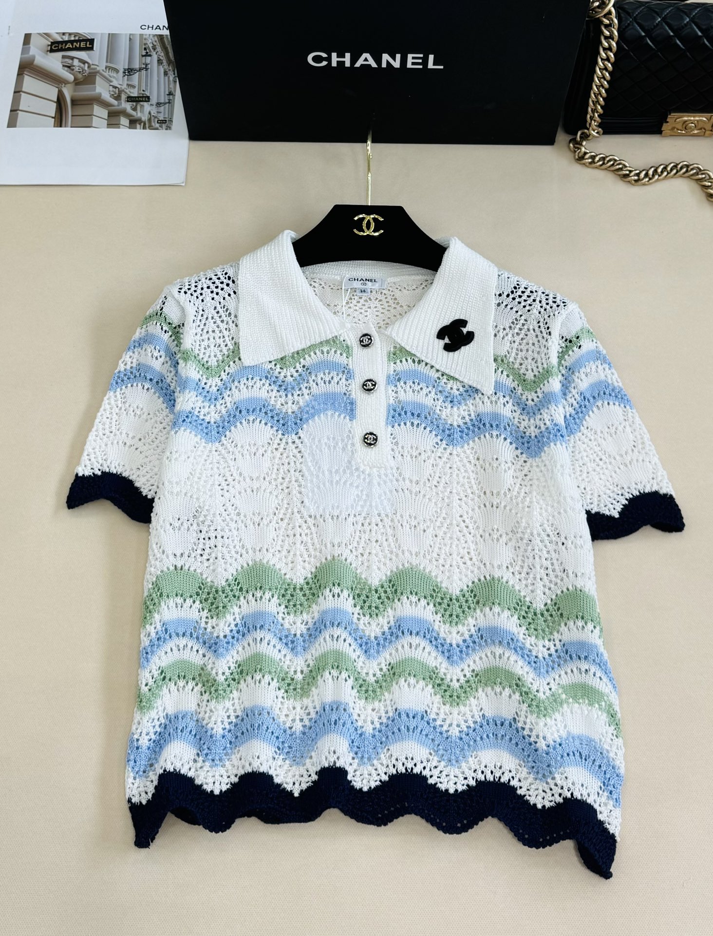 NO:442312,Chanel 25 summer new style, wavy striped knitted Polo collar short sleeves, hollow knitted + wavy contrast color, fresh and exquisite, classic Polo collar with double C mark, metal button plus points, hem, chic tailoring of the cuffs, grasp the elegance and playfulness of the small fragrance style, and the summer wear is superb~sml,,chanel, T-shirt, alexander wang19860909Chanel 25夏季新款 波浪条纹针织Polo领短袖 镂空针织+波浪纹撞色 清新又精致 经典Polo领搭双C标 金属纽扣加分 下摆 袖口的别致剪裁 把小香风的优雅与俏皮都拿捏 夏日穿超绝～sml,,chanel,T-shirt,alexander wang,Women's clothing