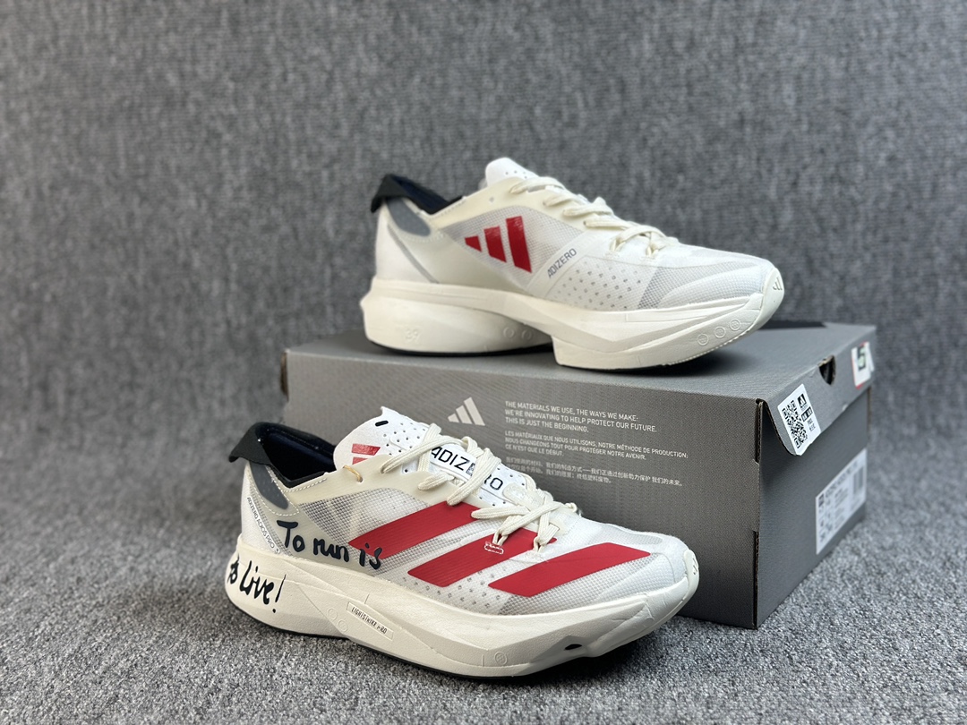 本地() 纯原 Adidas Adios Pro 3 w 泡棉搭配碳纤维板 缓震透气跑步鞋 AdizeroBoston12跑鞋专为中长跑而设计 它们通过来自ENERGYRODS的推进感为训练带来了比赛日的感觉 从而限制了脚下的能量损失 它们速度很快 但这并不以耐用性为代价 中底混合了超轻LightstrikePro缓冲和耐用的LightstrikeEVA 官方货号: GW7261DX