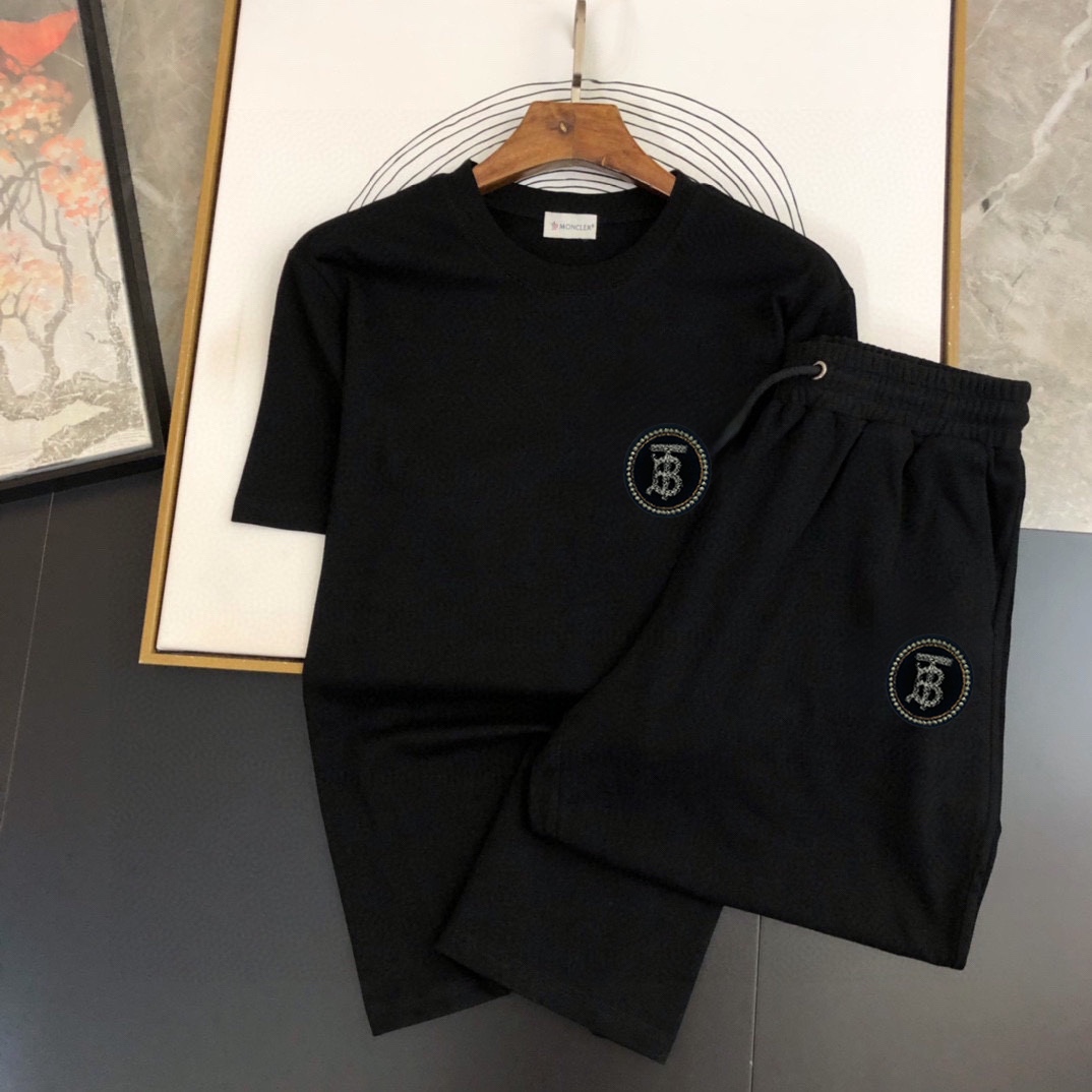 Burberry 品牌【BURBERRY 巴宝莉】 2025新款男士短袖短裤套装 销售 市面高端版本 手感细腻柔软 让你穿着更加舒适 立体裁剪版型超赞 尺码:M-5XL下单请报身高体重