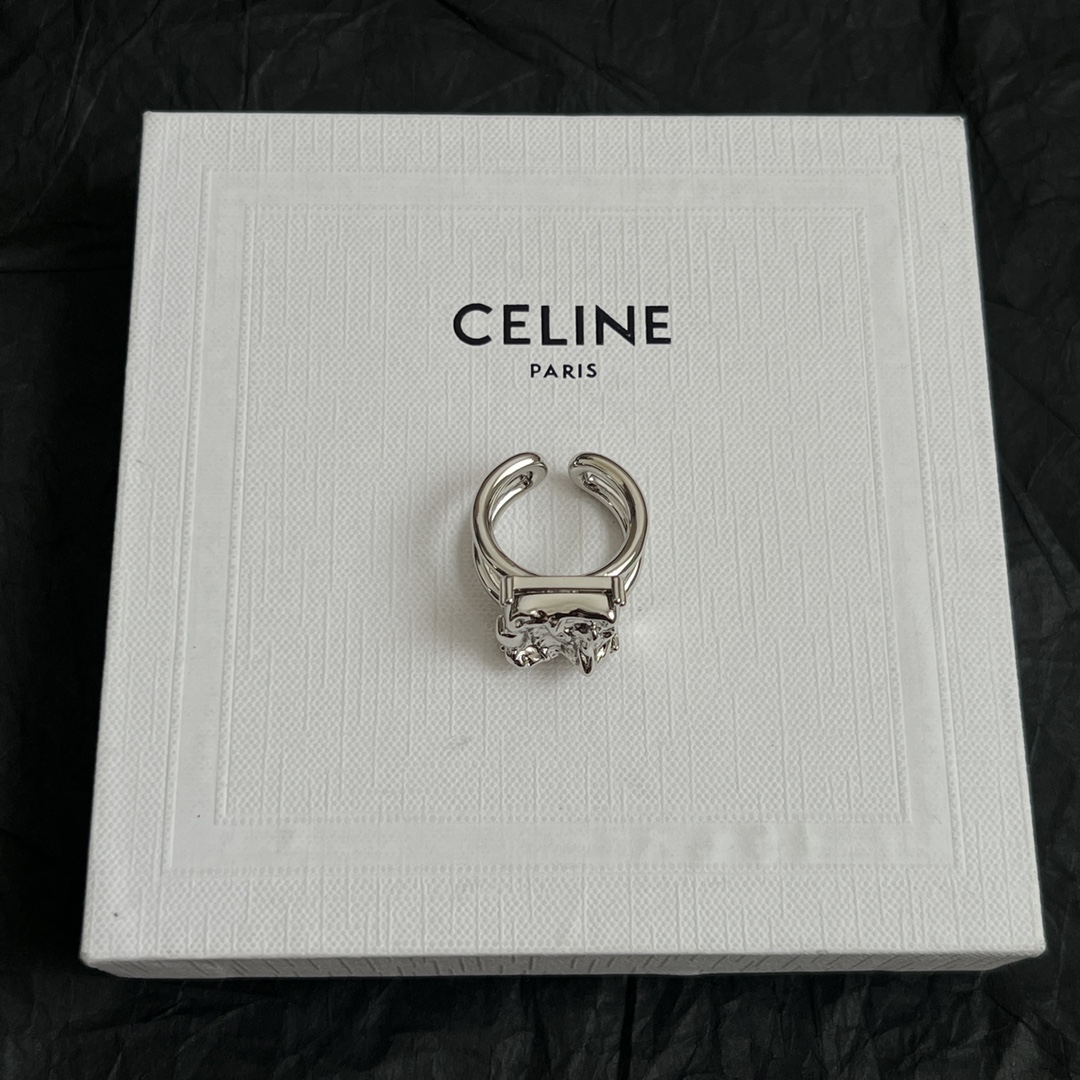  Celine赛琳  戒指 Celine一直是简约时尚界的标杆大胆的设计 百看不厌▪️搭配起来更Fash