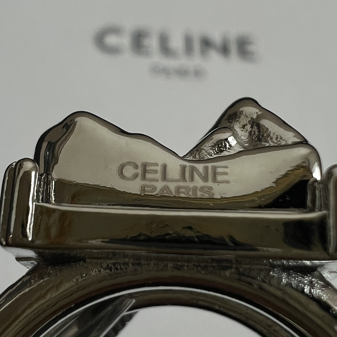  Celine赛琳  戒指 Celine一直是简约时尚界的标杆大胆的设计 百看不厌▪️搭配起来更Fash