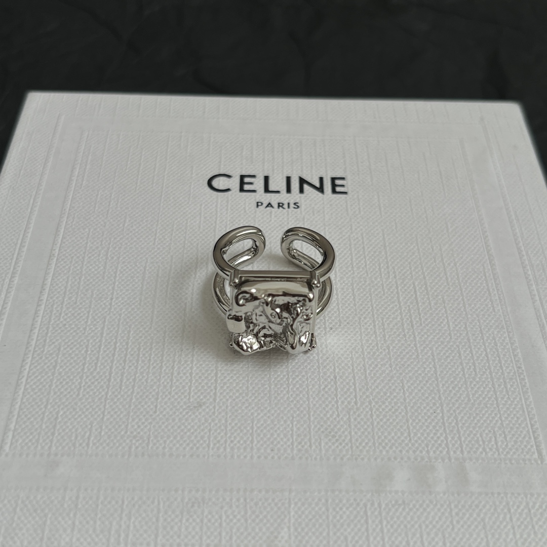  Celine赛琳  戒指 Celine一直是简约时尚界的标杆大胆的设计 百看不厌▪️搭配起来更Fash
