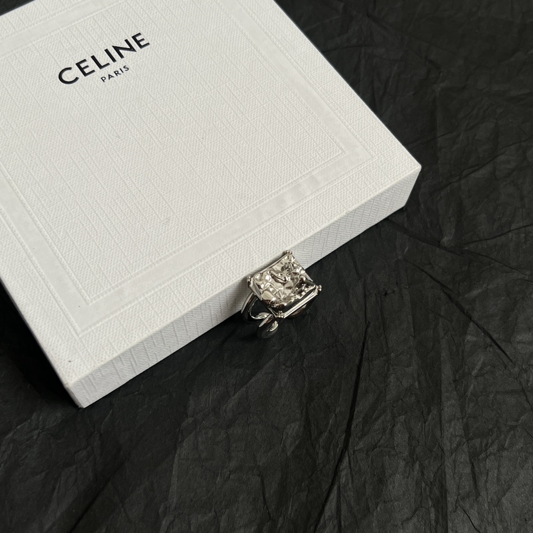  Celine赛琳  戒指 Celine一直是简约时尚界的标杆大胆的设计 百看不厌▪️搭配起来更Fash