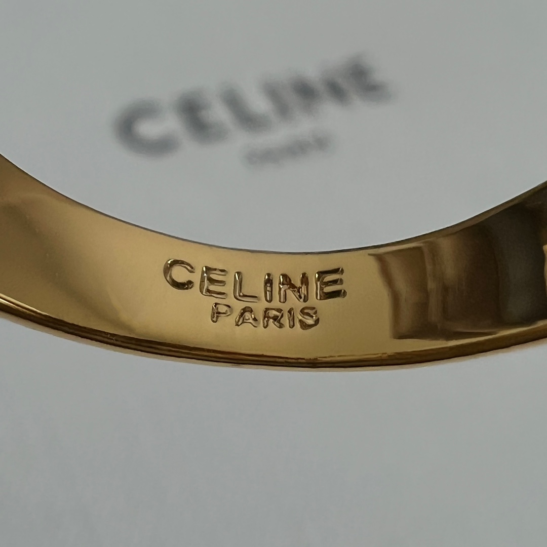  Celine赛琳  戒指 Celine一直是简约时尚界的标杆大胆的设计 百看不厌▪️搭配起来更Fash