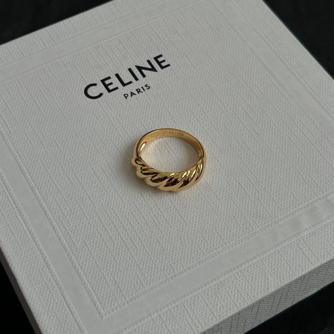  Celine赛琳  戒指 Celine一直是简约时尚界的标杆大胆的设计 百看不厌▪️搭配起来更Fash