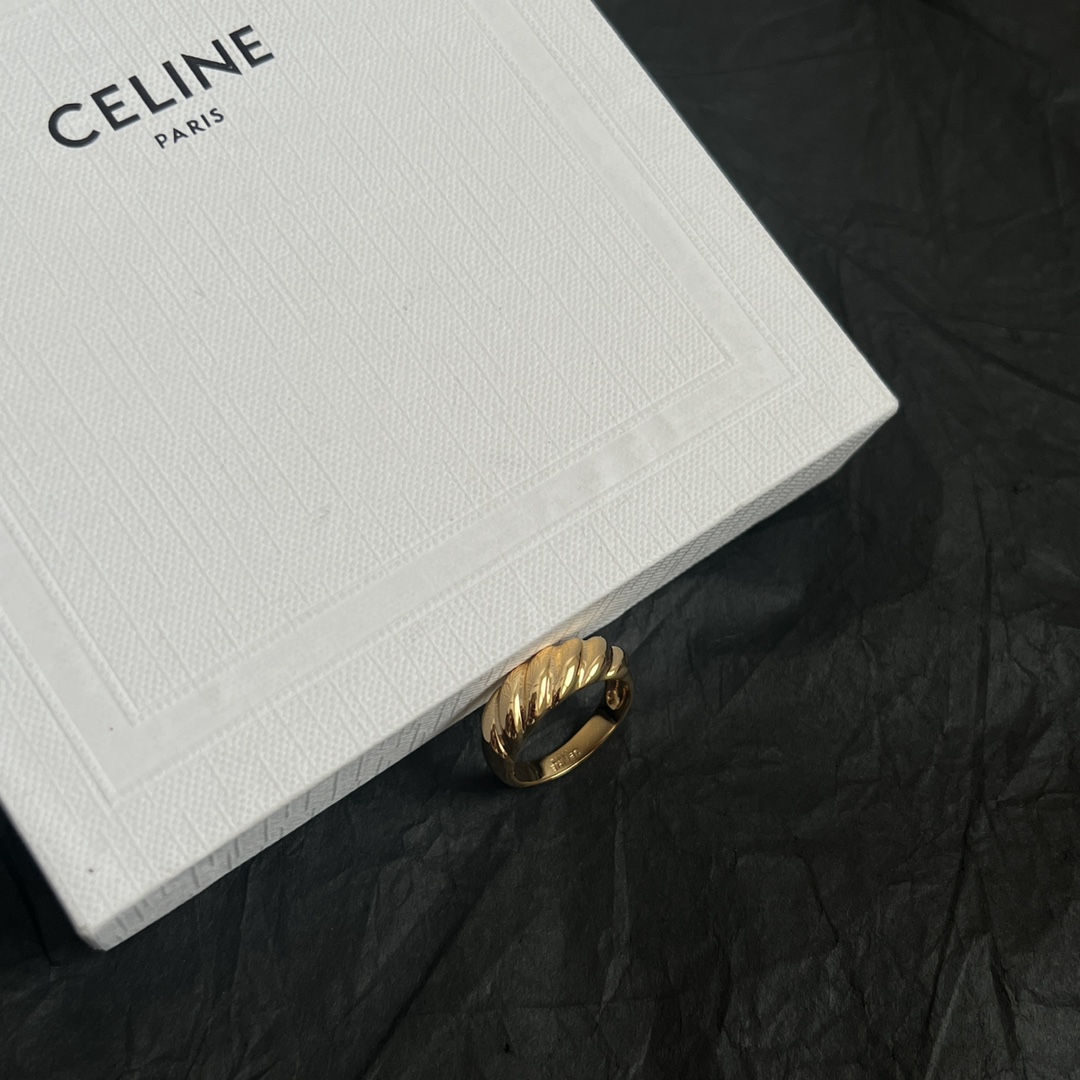  Celine赛琳  戒指 Celine一直是简约时尚界的标杆大胆的设计 百看不厌▪️搭配起来更Fash