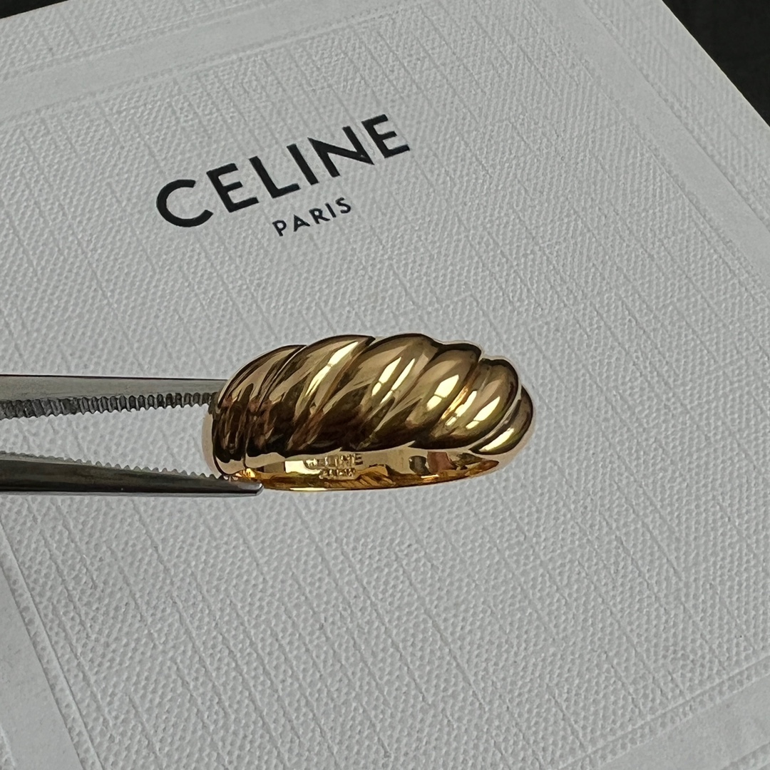  Celine赛琳  戒指 Celine一直是简约时尚界的标杆大胆的设计 百看不厌▪️搭配起来更Fash