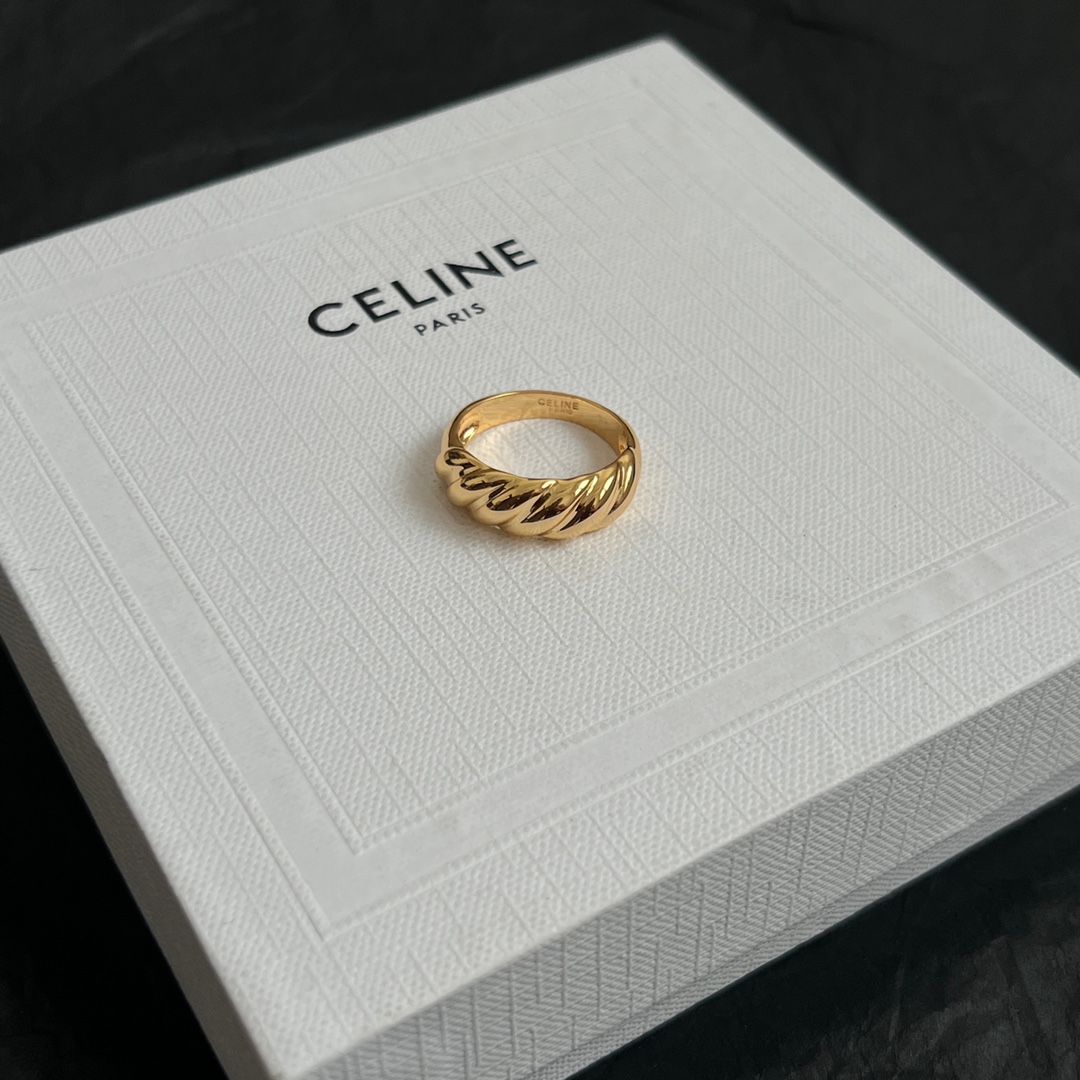  Celine赛琳  戒指 Celine一直是简约时尚界的标杆大胆的设计 百看不厌▪️搭配起来更Fash