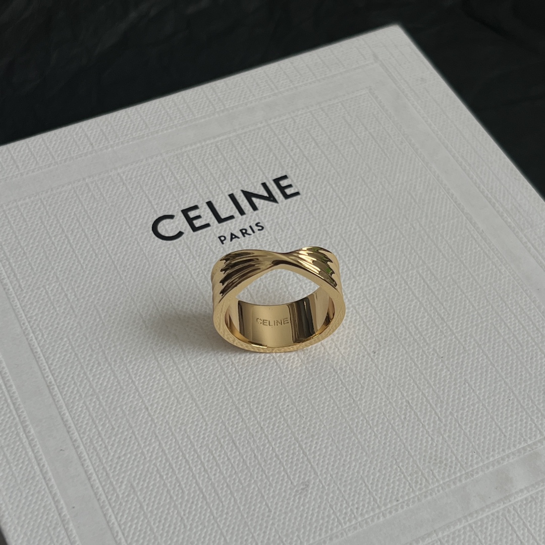  Celine赛琳  戒指 Celine一直是简约时尚界的标杆大胆的设计 百看不厌▪️搭配起来更Fash