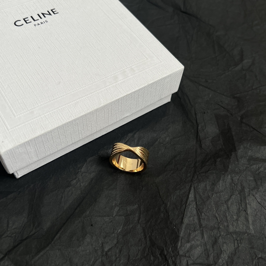  Celine赛琳  戒指 Celine一直是简约时尚界的标杆大胆的设计 百看不厌▪️搭配起来更Fash