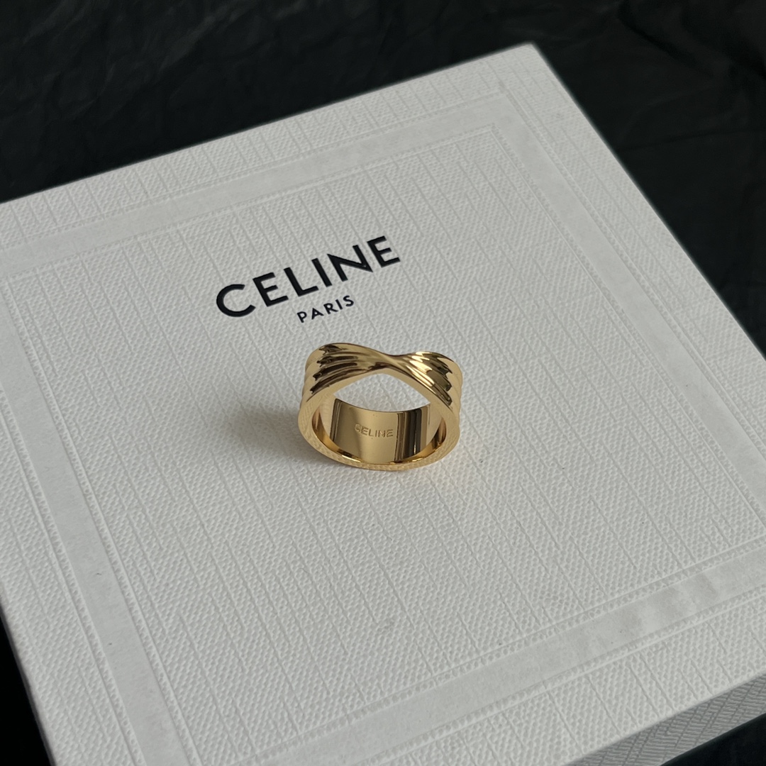  Celine赛琳  戒指 Celine一直是简约时尚界的标杆大胆的设计 百看不厌▪️搭配起来更Fash
