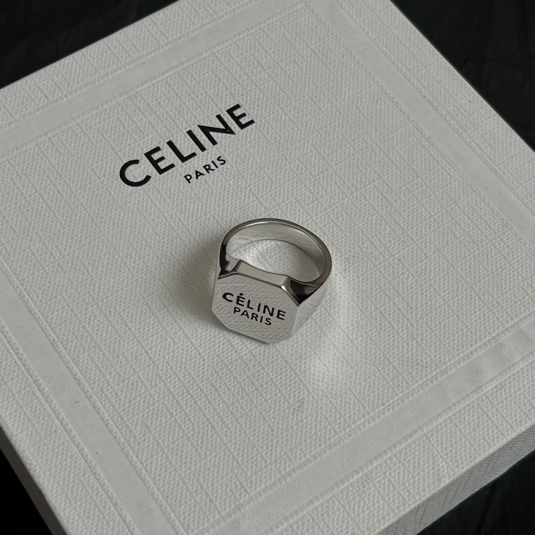  Celine赛琳  戒指 Celine一直是简约时尚界的标杆大胆的设计 百看不厌▪️搭配起来更Fash