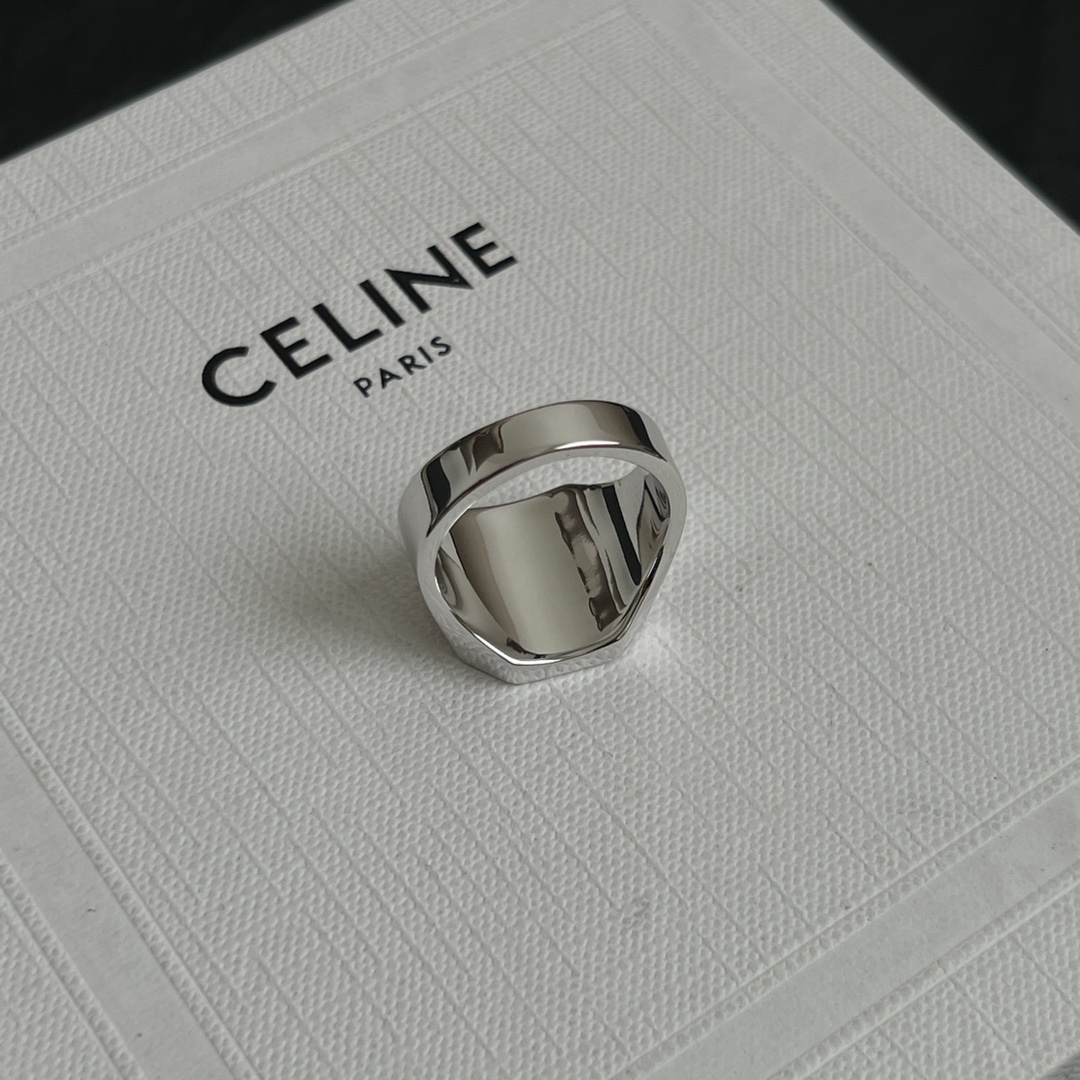 Celine赛琳  戒指 Celine一直是简约时尚界的标杆大胆的设计 百看不厌▪️搭配起来更Fash