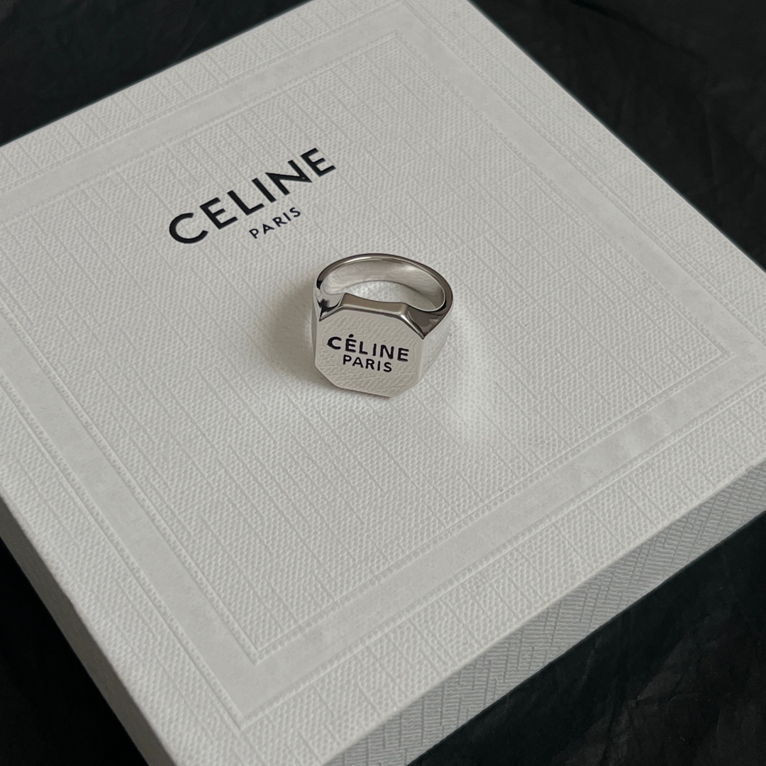  Celine赛琳  戒指 Celine一直是简约时尚界的标杆大胆的设计 百看不厌▪️搭配起来更Fash