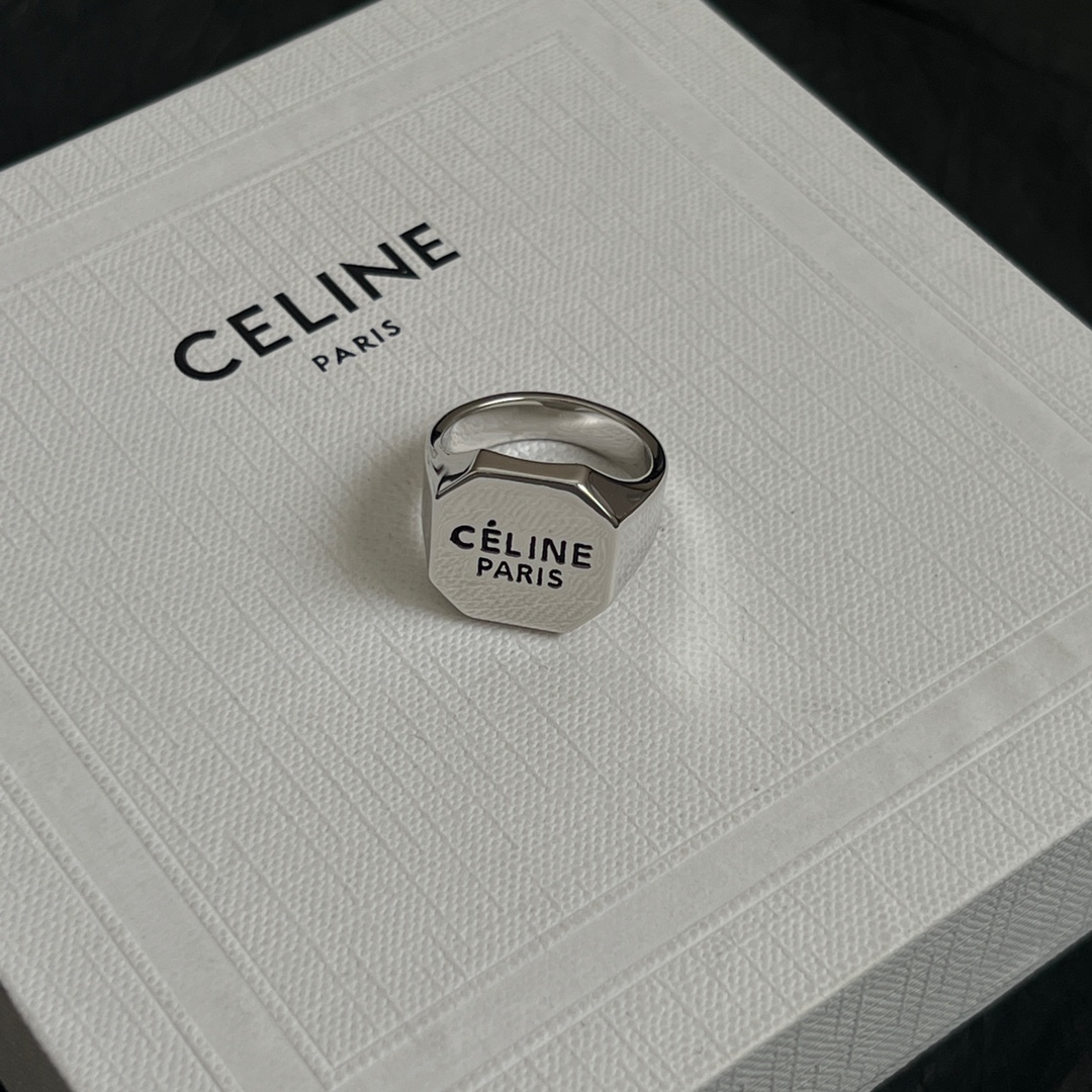  Celine赛琳  戒指 Celine一直是简约时尚界的标杆大胆的设计 百看不厌▪️搭配起来更Fash