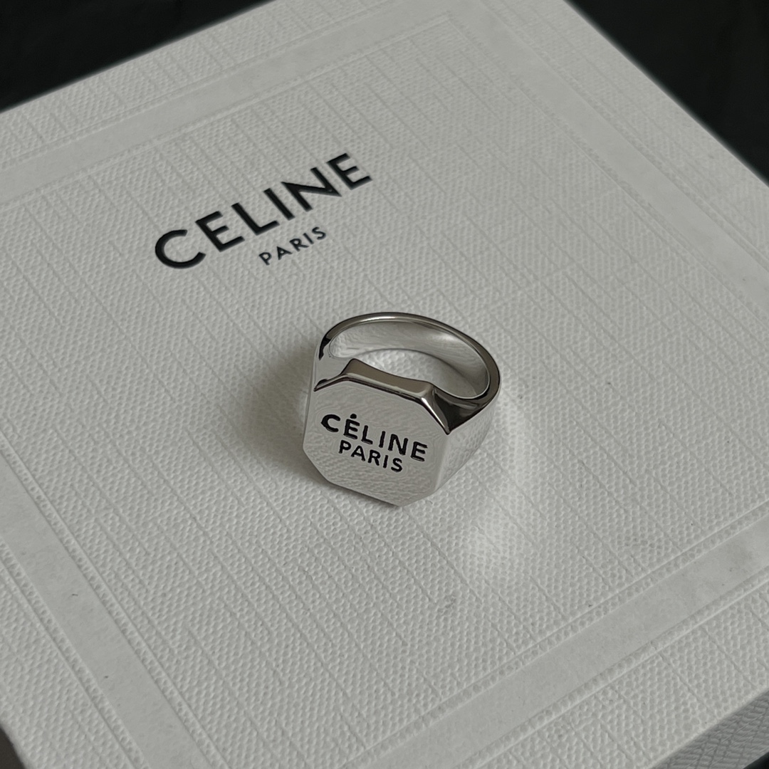  Celine赛琳  戒指 Celine一直是简约时尚界的标杆大胆的设计 百看不厌▪️搭配起来更Fash