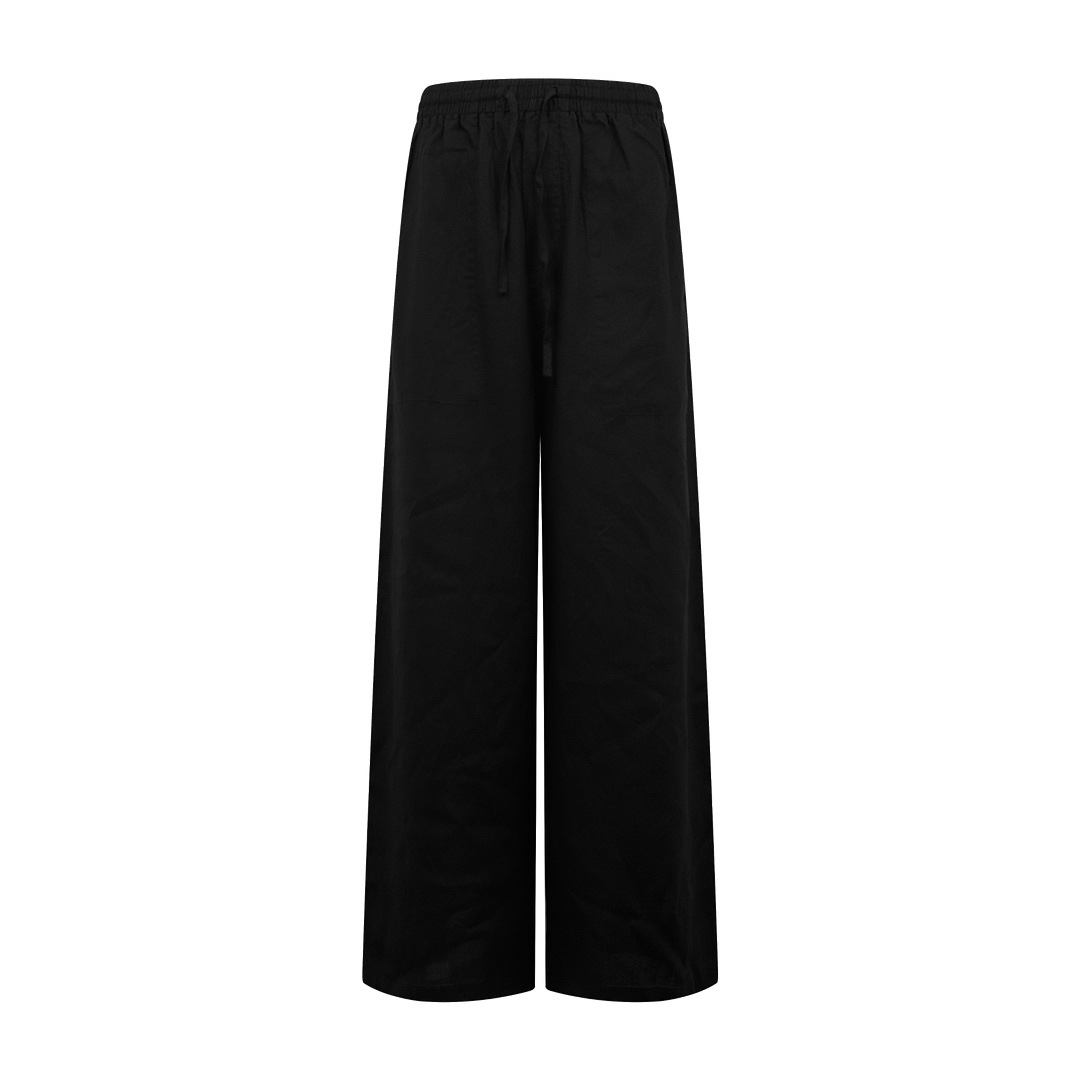 NO:451866,.Loewe Anagram Embroidered linen pants Customized fantasy linen viscose elegant satin, smooth draping, delicate and breathable, pure black as the background, calm and atmospheric, front decoration is displayed with homogeneous clean fit, matched with the back, Loewe Anagram exquisite embroidery embellishment, showing the brand style in a low-key, fit every inch of skin, outline the elegant outline between slack, versatile design as a pen, outline the infinite possibilities of fashion. Craft 1: Use imported water-soluble embroidery process to use water-soluble materials as the substrate. After the embroidery is completed, the water-soluble materials are dissolved and removed by water washing, and the edges are presented with a plush texture. Craft 2: Use the trouser leg mouth to pick the feet without marks. The key technology to realize invisible sewing of trouser legs in sewing Through fine needlework Tool selection  Make the edges of the trouser legs flat and beautiful without exposed stitches. Use an iron to gently iron the edges of the trouser legs again. Craft 3: The fabrics are washed with filial piety. The texture is better. It is not easy to deform. It is not easy to shrink. It is not easy to fade. Maintain long-term beauty. Accessories. Customized 1:1 Loewe trademark. Size. Loose style. S M L XL. Exclusively available. Loewe. Alexander wang.19860909.Loewe Anagram 刺绣亚麻裤 定制幻逸亚麻粘胶雅缎 垂感爽滑 细腻透气 以纯粹之黑为底色 沉稳大气 前幅饰以同质化clean fit展示 搭配后幅 Loewe Anagram精巧刺绣点缀 低调中彰显品牌格调 贴合每一寸肌肤 在松弛间勾勒出优雅的轮廓 以百搭设计为笔 勾勒出时尚的无限可能 工艺1: 采用进口机水溶刺绣工艺 使用水溶性材料作为衬底的刺绣工艺 在完成刺绣后 通过水洗的方式将水溶性材料溶解去除 呈现边缘有毛绒质感Loewe Anagram图案 工艺2: 裤脚口做无痕挑脚 缝纫中实现裤脚隐形缝制的关键技术 通过精细的针法 工具选择 使裤脚边缘平整美观且无外露线迹 再二次用熨斗轻轻熨烫裤脚边缘 工艺3: 面料都经过孝洗 手感质感更佳 不易变形 不易缩水 不易褪色 保持长久的美观 辅料 定制1:1 Loewe 商标 版型 宽松版型 尺码 S M L XL 独家专供,,loewe,alexander wang,Men's clothing