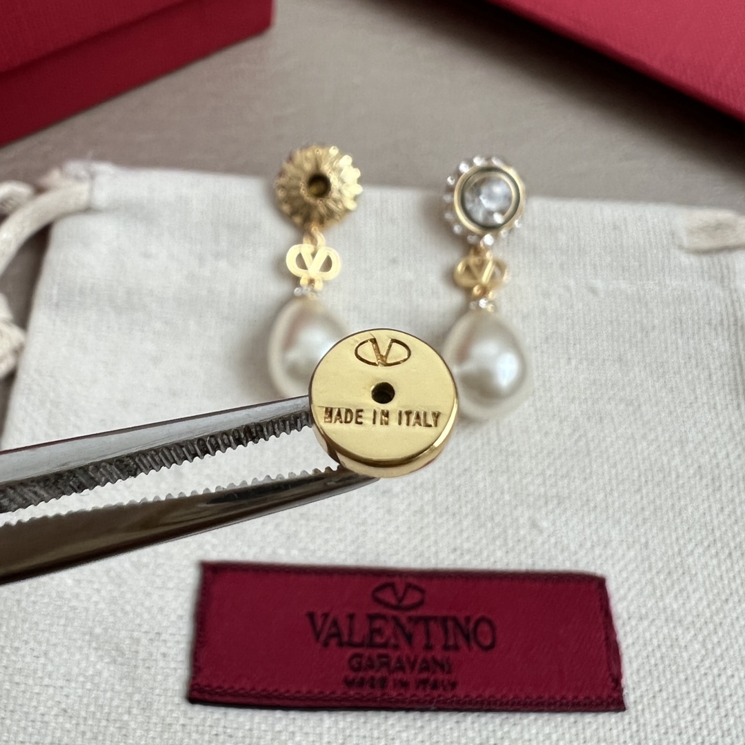  Valentino 华伦天奴 耳钉💫重磅新品火爆网络来了 简约大方  时尚百搭。