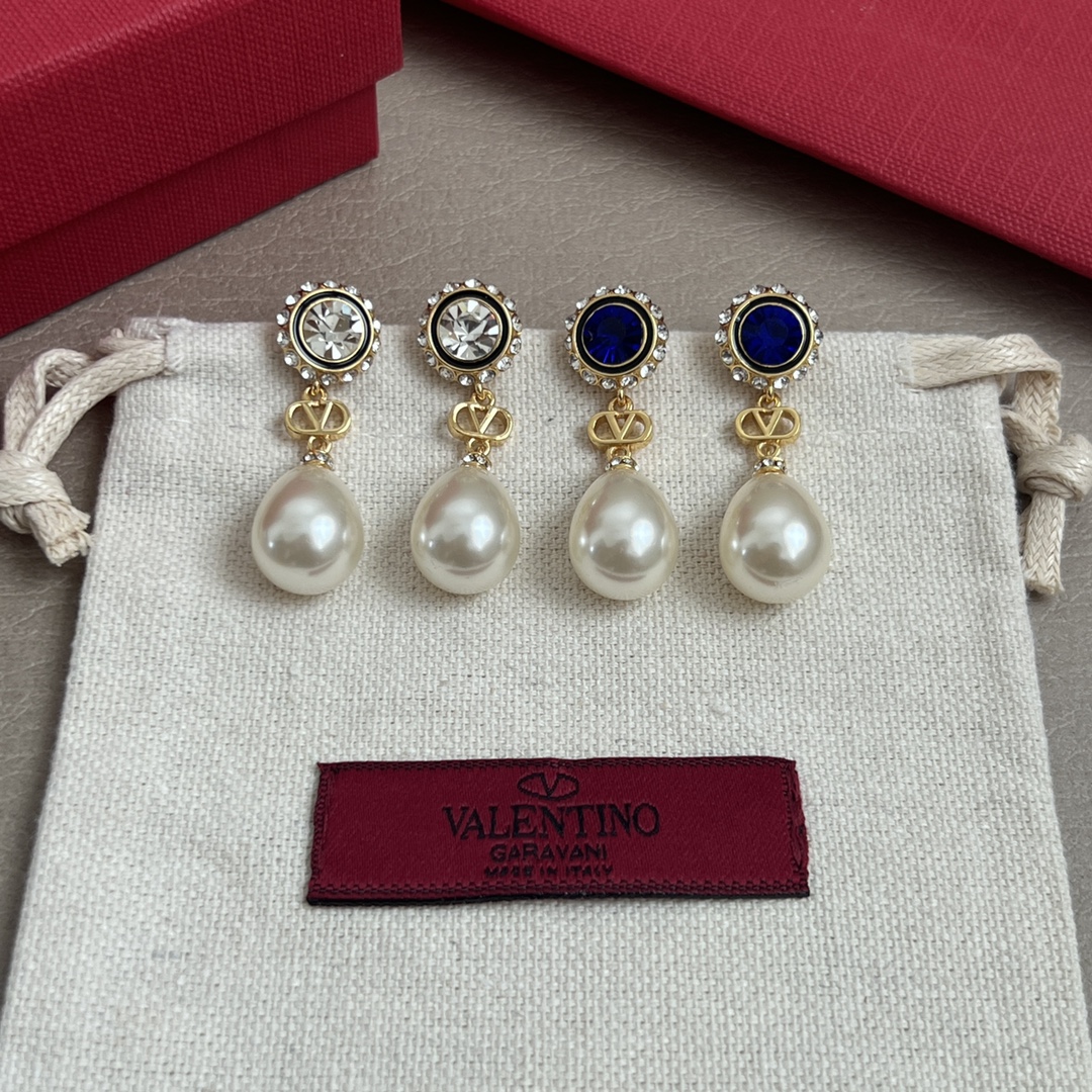  Valentino 华伦天奴 耳钉💫重磅新品火爆网络来了 简约大方  时尚百搭。