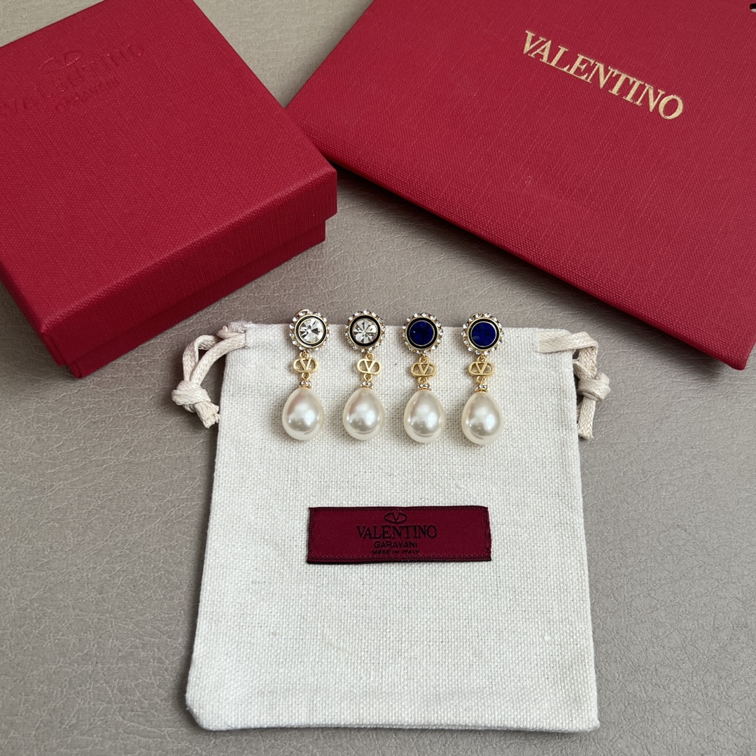  Valentino 华伦天奴 耳钉💫重磅新品火爆网络来了 简约大方  时尚百搭。