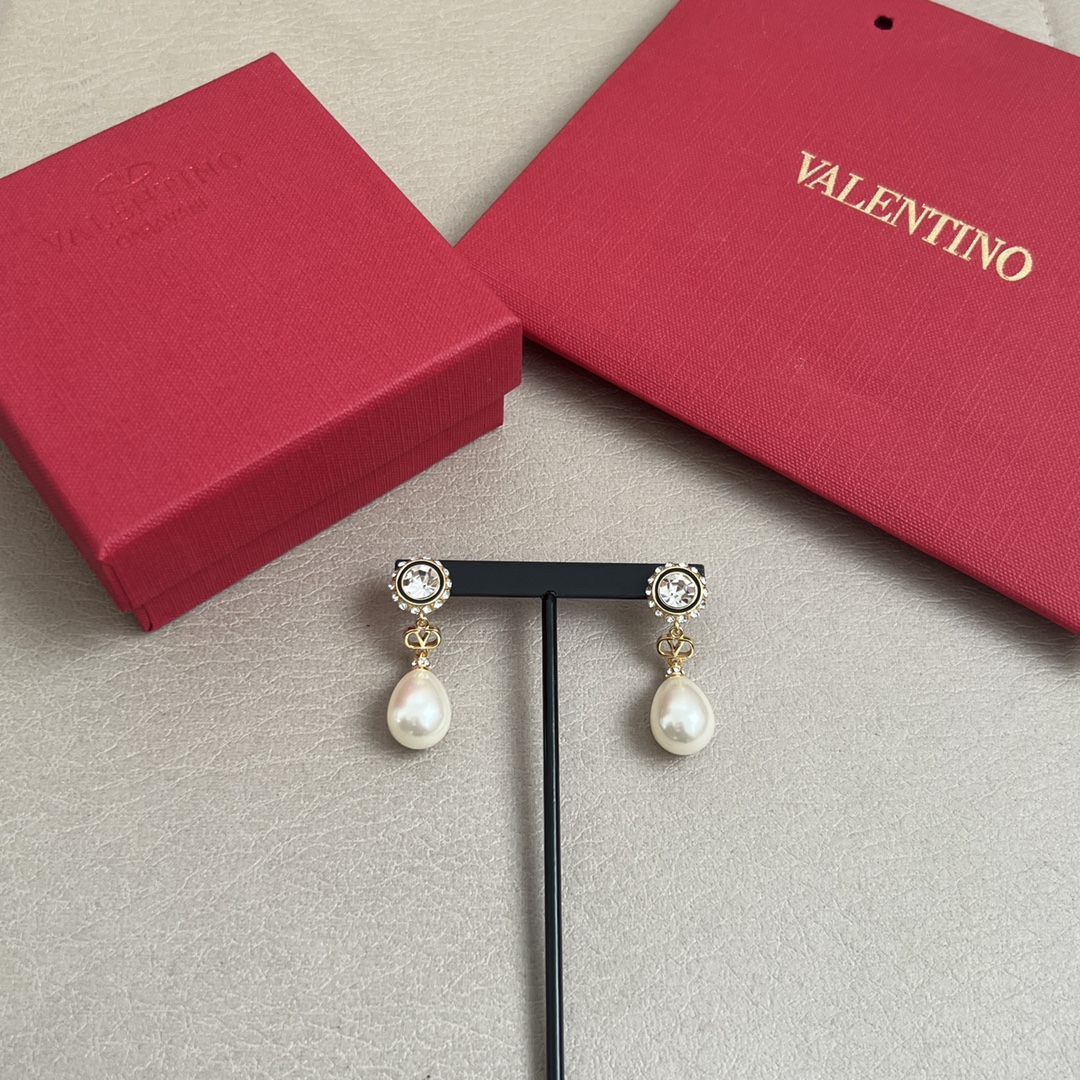 Valentino 华伦天奴 耳钉💫重磅新品火爆网络来了 简约大方  时尚百搭。