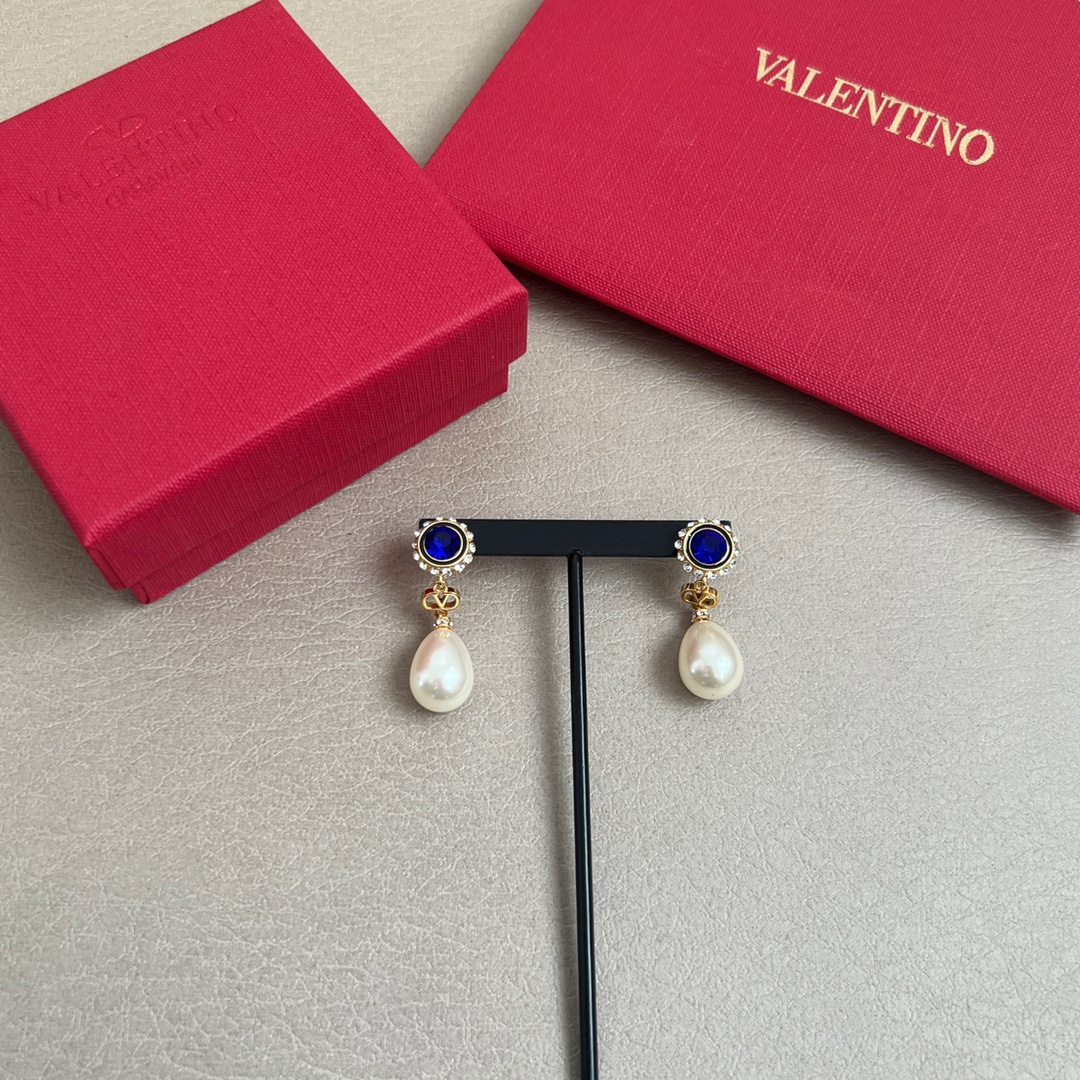  Valentino 华伦天奴 耳钉💫重磅新品火爆网络来了 简约大方  时尚百搭。