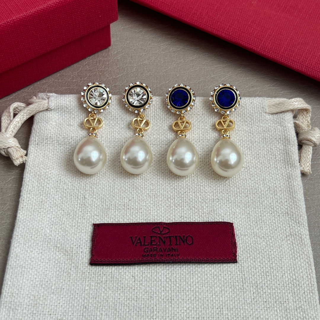  Valentino 华伦天奴 耳钉💫重磅新品火爆网络来了 简约大方  时尚百搭。