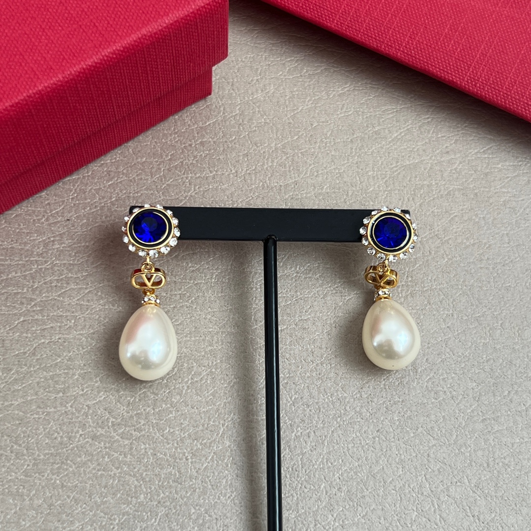  Valentino 华伦天奴 耳钉💫重磅新品火爆网络来了 简约大方  时尚百搭。