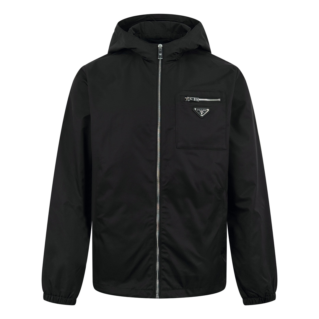 NO:451861,.Prada Triangle Marking Zipper Hooded Jacket Customized Glossy Brocade Twill Satin Excellent Texture Comfortable Skin Side Side The classic black tone exudes an innate sense of high quality The iconic Prada Triangle Marking embellishes the chest and highlights the brand charm The pocket design is cleverly integrated The pocket style exudes unique charm It has become a lasting classic in the fashion industry with its unparalleled versatile attributes Craft 1: Human body trim Return to traditional craftsmanship techniques Through segmentation, folding, shrinking, and stretching techniques The so-called slow work produces fine work is respect for the material The pursuit of hand feeling Complex workmanship cumbersome, slow time and high loss Craft 2: Template machine zipper bag Preset templates to guide the position of the zipper bag Shape and size Accuracy ensures the quality of the pull-out bag Craft 3: The position of the corns with infrared special machine is more accurate, firm and solid  Craft 4: Template machine positioning front chest patch pockets Preset templates to guide the position of patch pockets Accuracy ensures the position of patch pockets Beautiful and neat Auxiliary materials Customized 1:1 Prada alloy adjustment buckle Customized 1:1 Prada triangle mark Customized 1:1 Prada alloy zipper Customized 1:1 Prada glue tooth zipper Customized 1:1 Prada trademark Size Loose fit Size S M L XL Exclusive,,prada,jackets & coats,hats,alexander wang19860909.Prada 三角标拉链连帽夹克 定制韵致绒锦斜纹缎 质感卓越 舒适贴肤 经典黑色调散发与生俱来的高级感 标志性Prada三角标点缀胸前 彰显品牌魅力 加以口袋设计巧妙融合 口袋风情散发独特魅力 以其无与伦比的百搭属性 成为时尚界经久不衰的经典 工艺1: 人体立体裁剪 回归传统工艺手法 通过分割 折叠 抽缩 拉展技术手法 所谓慢工出细活 是对材料的尊重 对手感的追求 做工复杂 繁琐 时效慢 损耗高 工艺2: 模板机拉链袋 预设的模板来指导拉链袋的位置 形状和大小 精确性确保了拉袋效果质量 工艺3: 采用红外线专机打鸡眼位置更为精准 牢固结实 工艺4: 模板机定位前胸贴袋 预设的模板来指导贴袋的位置 精确性确保了贴袋的位置 美观整洁 辅料定制1:1 Prada 合金调节扣 定制1:1 Prada 三角标 定制1:1 Prada 合金拉链 定制1:1 Prada 胶牙拉链 定制1:1 Prada 商标 版型 宽松版型 尺码 S M L XL 独家专供,,prada,jackets & coats,hats,alexander wang,Men's clothing