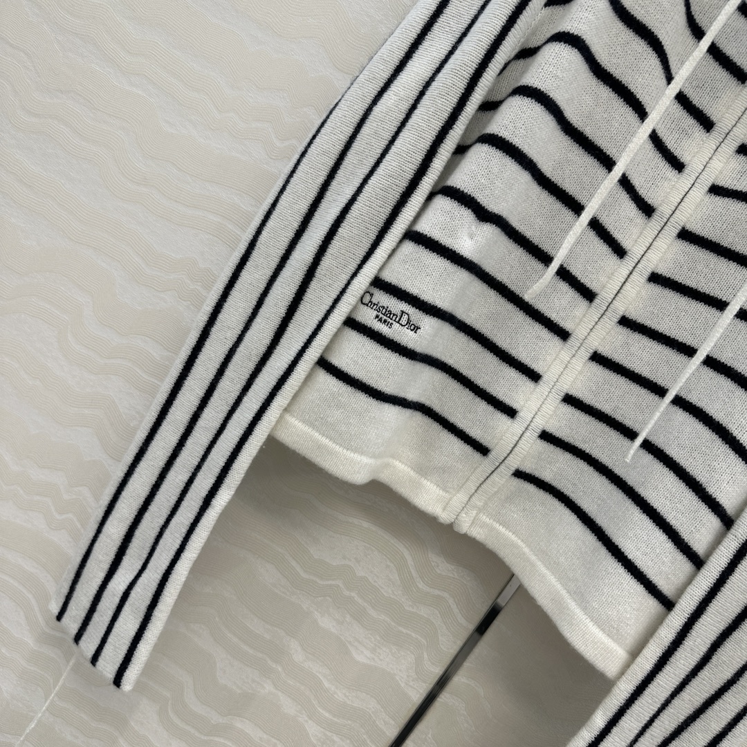 独家首发❤️高端原单品质🖤认准我家品质。Miss D重磅100%羊毛条纹连帽开衫小外套！软糯糯的质感细腻