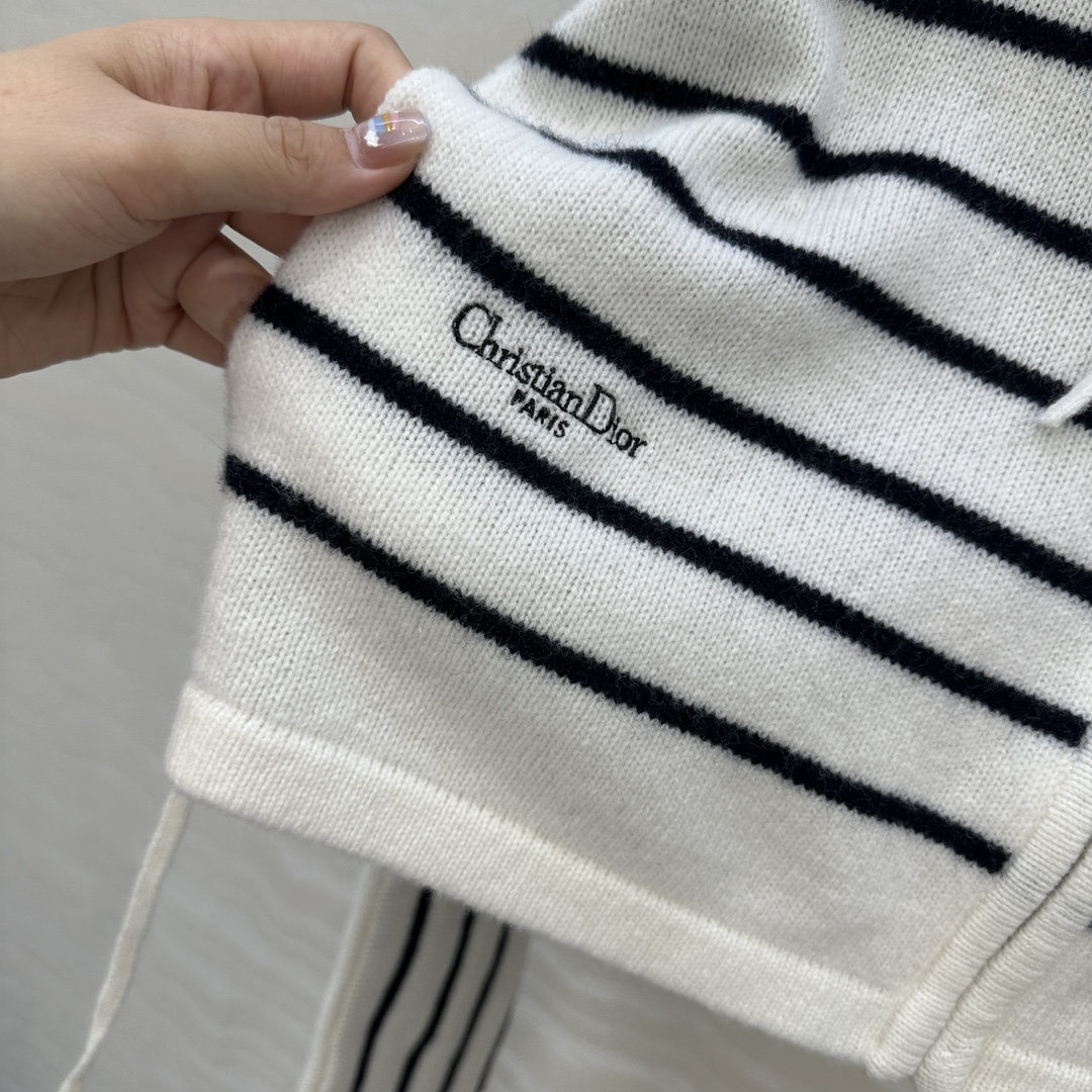 独家首发❤️高端原单品质🖤认准我家品质。Miss D重磅100%羊毛条纹连帽开衫小外套！软糯糯的质感细腻