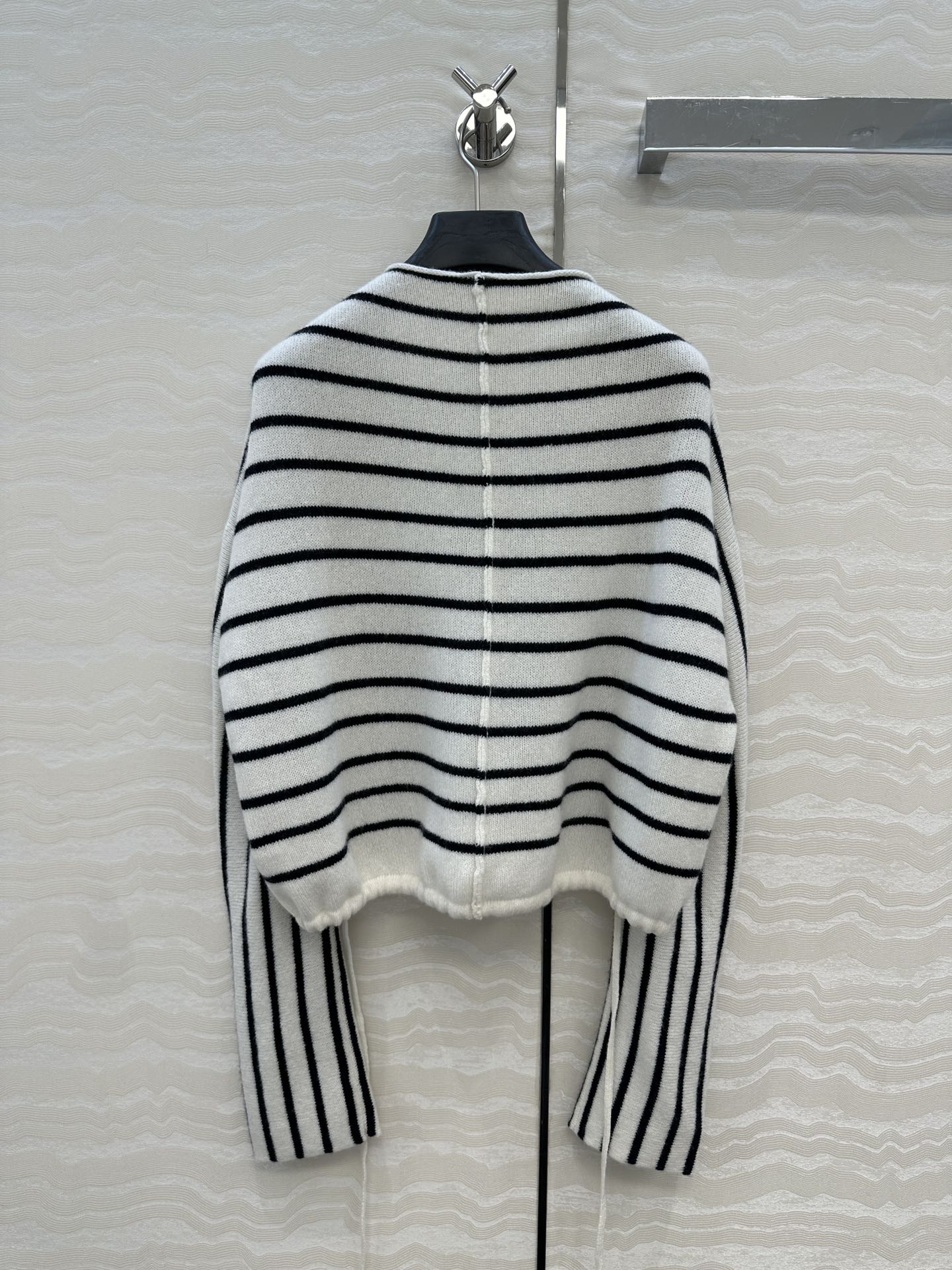 独家首发❤️高端原单品质🖤认准我家品质。Miss D重磅100%羊毛条纹毛衣！软糯糯的质感细腻舒适。白富