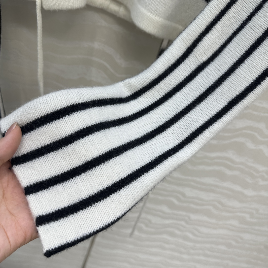 独家首发❤️高端原单品质🖤认准我家品质。Miss D重磅100%羊毛条纹毛衣！软糯糯的质感细腻舒适。白富