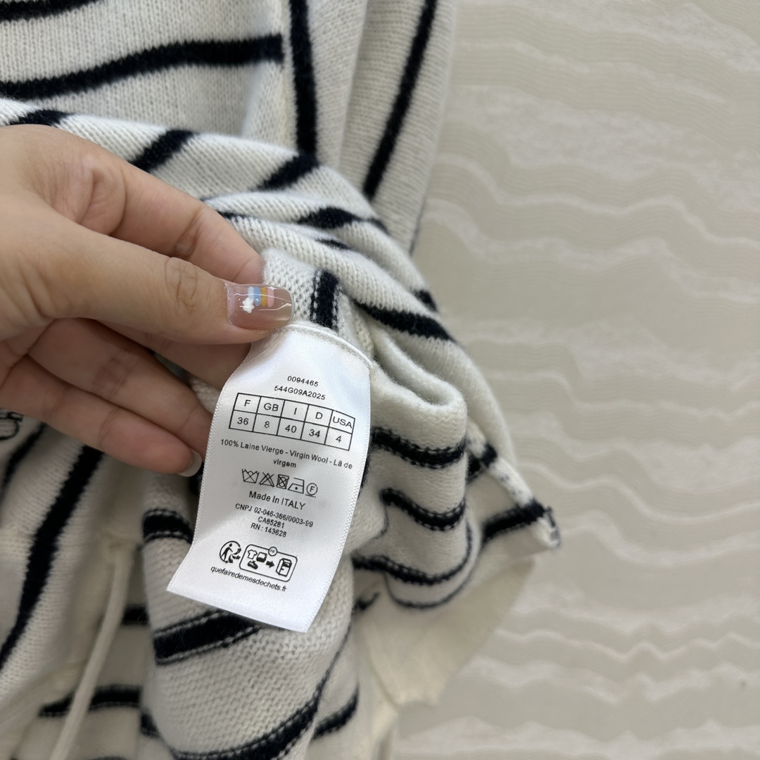 独家首发❤️高端原单品质🖤认准我家品质。Miss D重磅100%羊毛条纹毛衣！软糯糯的质感细腻舒适。白富