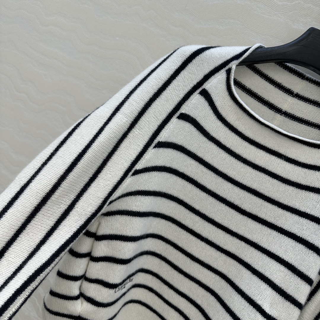 独家首发❤️高端原单品质🖤认准我家品质。Miss D重磅100%羊毛条纹毛衣！软糯糯的质感细腻舒适。白富