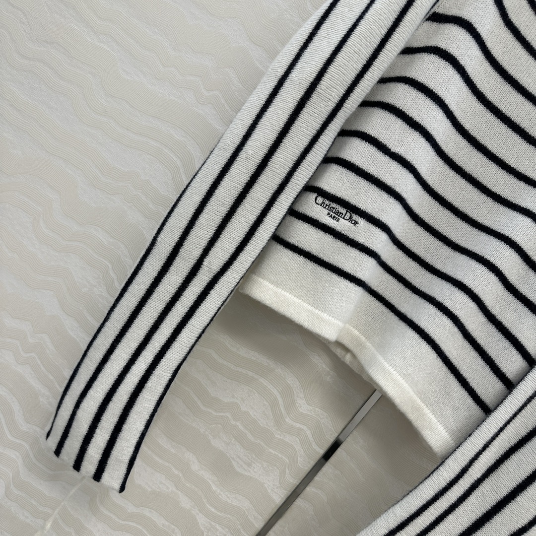 独家首发❤️高端原单品质🖤认准我家品质。Miss D重磅100%羊毛条纹毛衣！软糯糯的质感细腻舒适。白富