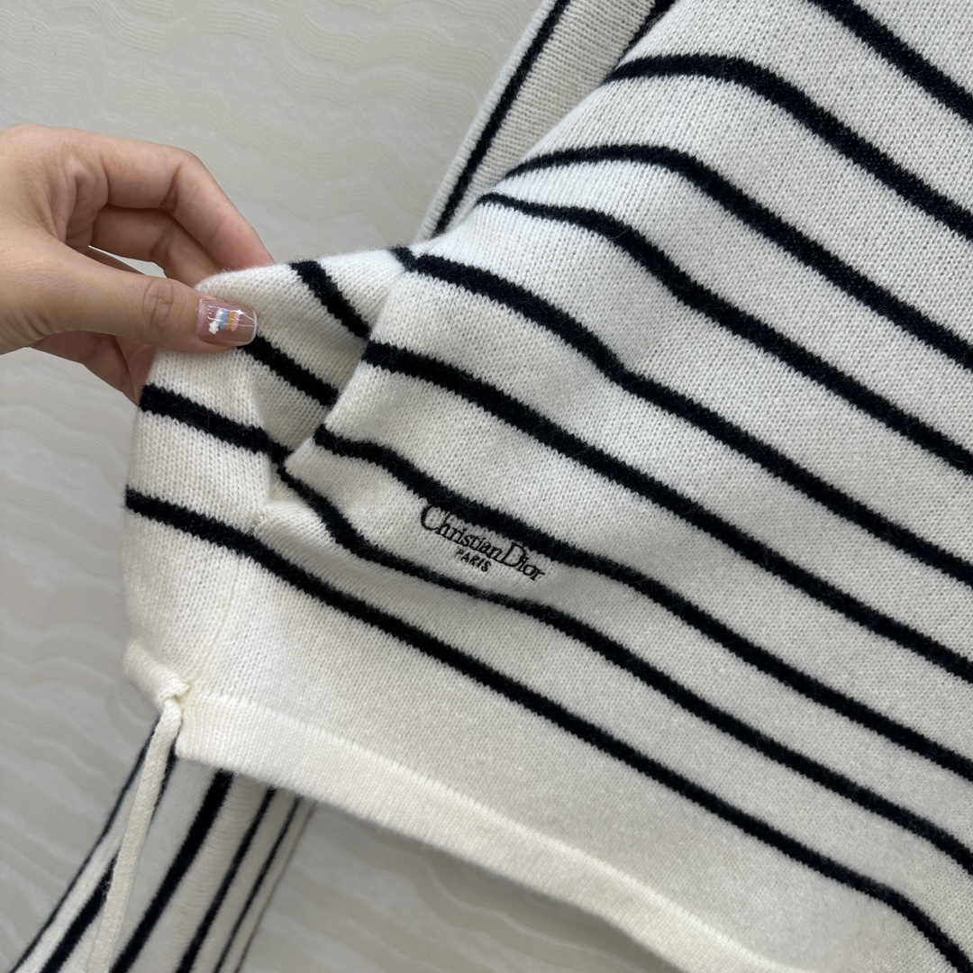 独家首发❤️高端原单品质🖤认准我家品质。Miss D重磅100%羊毛条纹毛衣！软糯糯的质感细腻舒适。白富