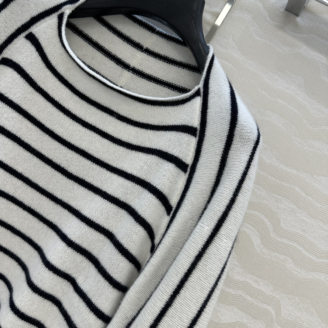 独家首发❤️高端原单品质🖤认准我家品质。Miss D重磅100%羊毛条纹毛衣！软糯糯的质感细腻舒适。白富