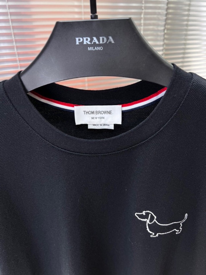  THOM BROWNE 汤姆布朗 TB新款织带短袖圆领T恤，简笔画刺绣腊肠小狗🐕，下摆织带拼接开衩经典