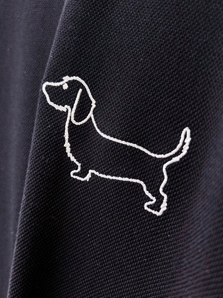  THOM BROWNE 汤姆布朗 TB新款织带短袖圆领T恤，简笔画刺绣腊肠小狗🐕，下摆织带拼接开衩经典