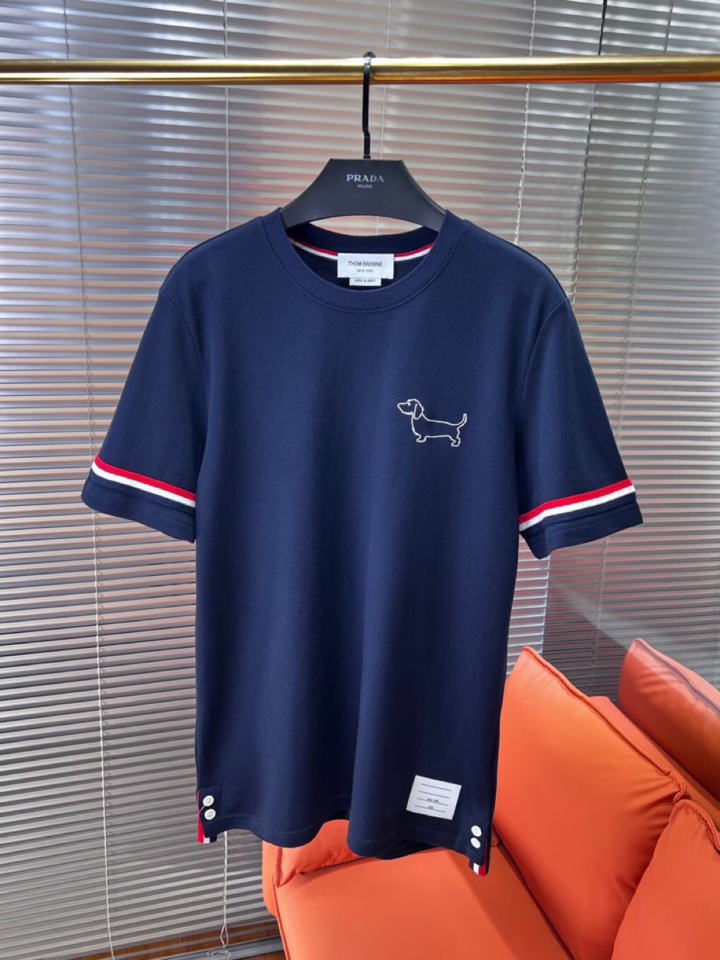  THOM BROWNE 汤姆布朗 TB新款织带短袖圆领T恤，简笔画刺绣腊肠小狗🐕，下摆织带拼接开衩经典