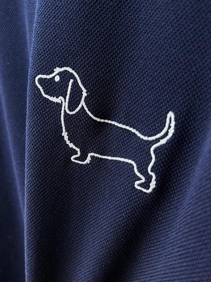  THOM BROWNE 汤姆布朗 TB新款织带短袖圆领T恤，简笔画刺绣腊肠小狗🐕，下摆织带拼接开衩经典