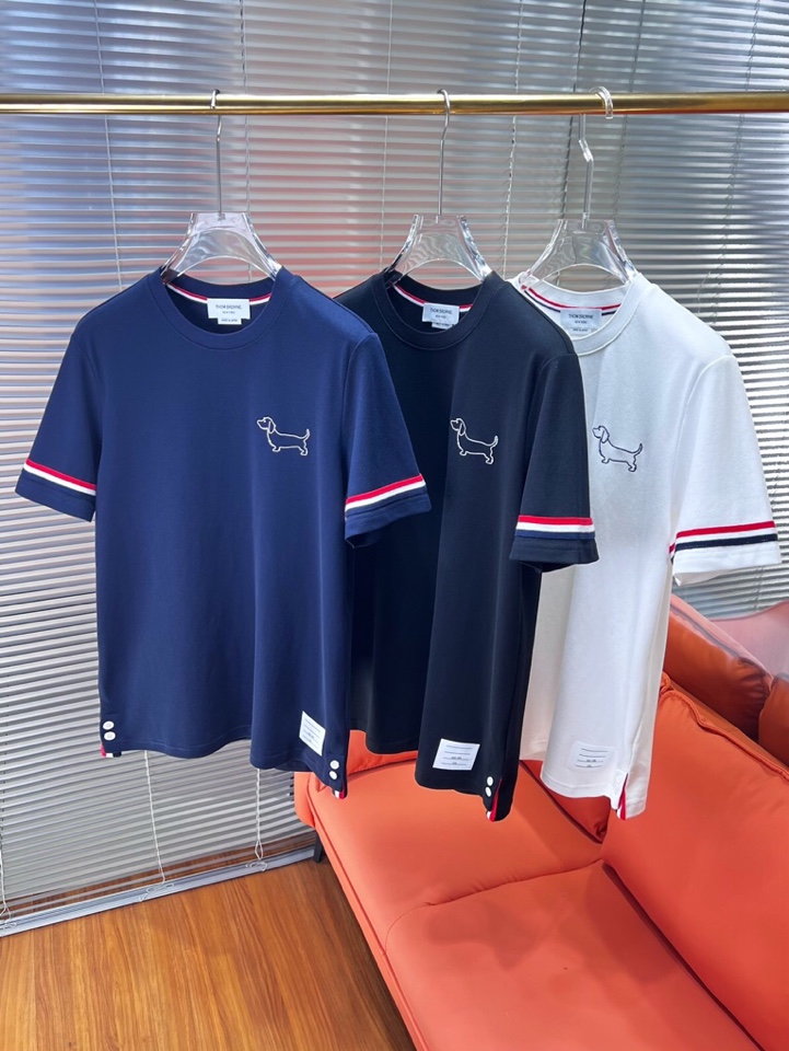  THOM BROWNE 汤姆布朗 TB新款织带短袖圆领T恤，简笔画刺绣腊肠小狗🐕，下摆织带拼接开衩经典