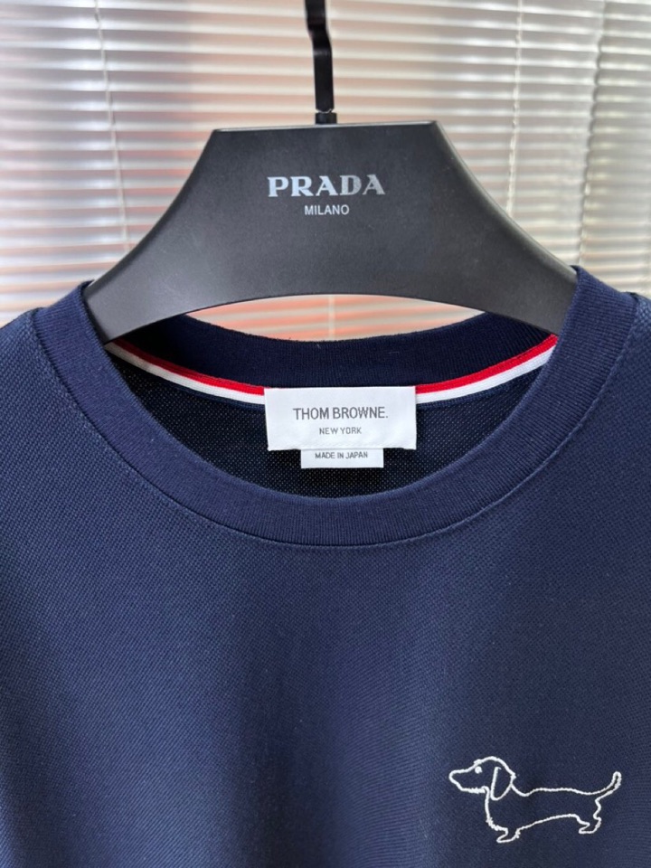  THOM BROWNE 汤姆布朗 TB新款织带短袖圆领T恤，简笔画刺绣腊肠小狗🐕，下摆织带拼接开衩经典