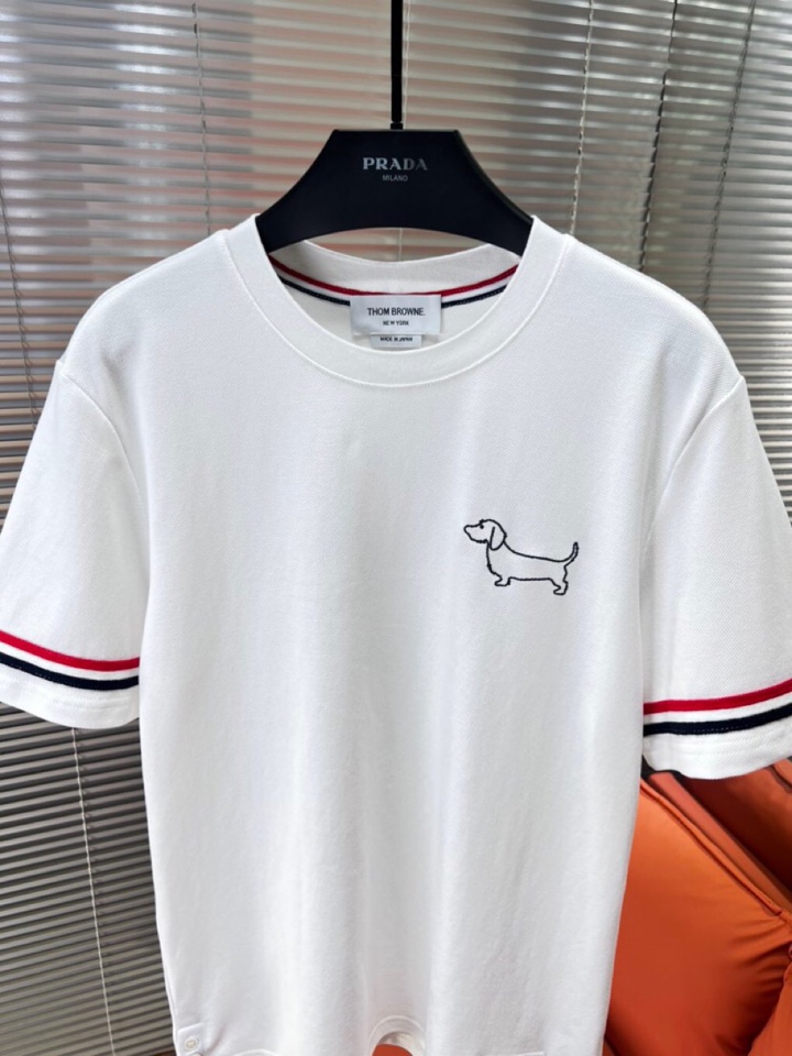  THOM BROWNE 汤姆布朗 TB新款织带短袖圆领T恤，简笔画刺绣腊肠小狗🐕，下摆织带拼接开衩经典