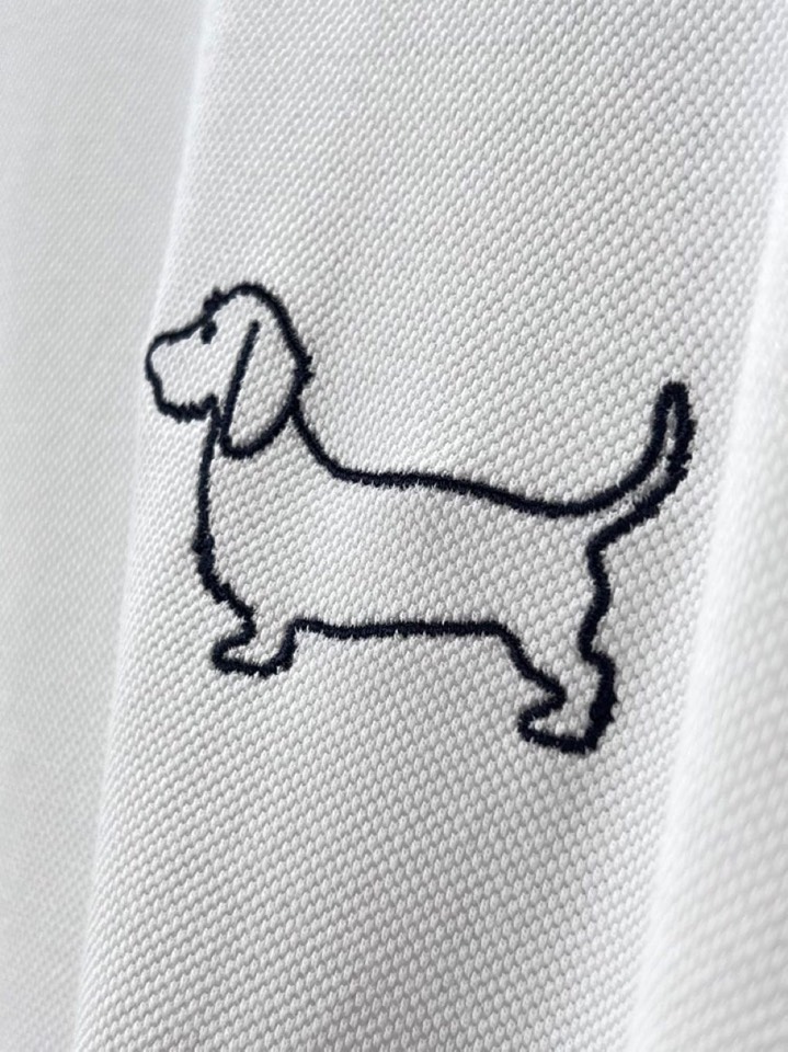  THOM BROWNE 汤姆布朗 TB新款织带短袖圆领T恤，简笔画刺绣腊肠小狗🐕，下摆织带拼接开衩经典