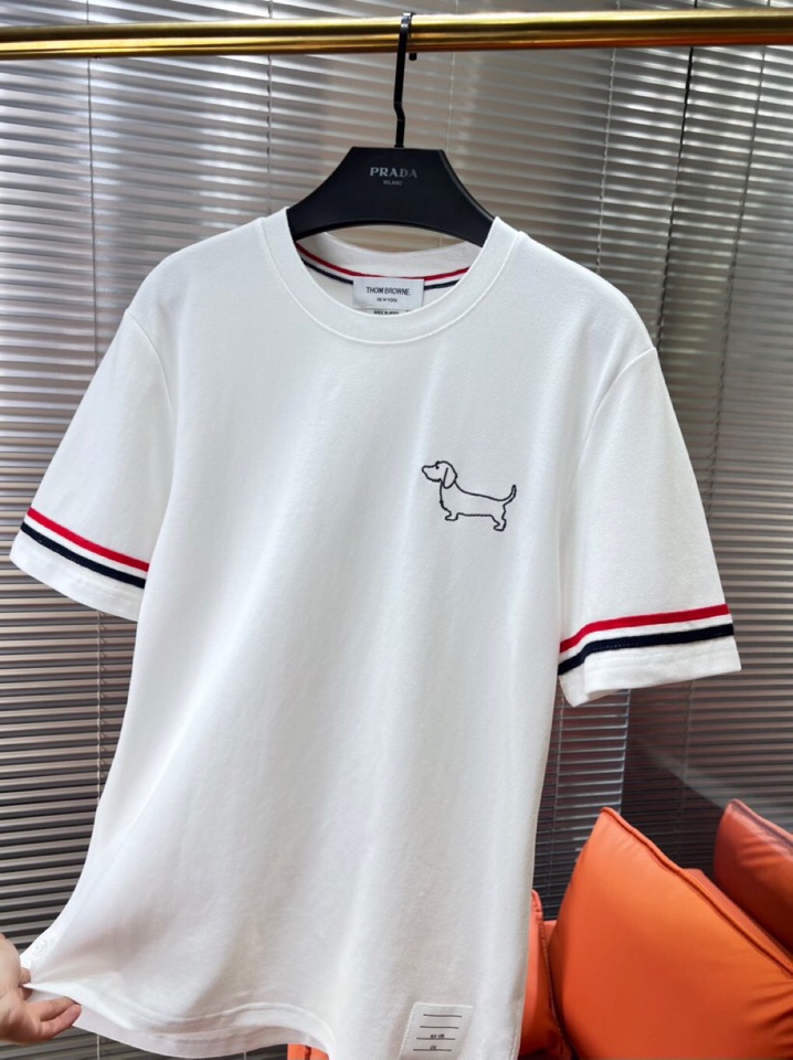  THOM BROWNE 汤姆布朗 TB新款织带短袖圆领T恤，简笔画刺绣腊肠小狗🐕，下摆织带拼接开衩经典