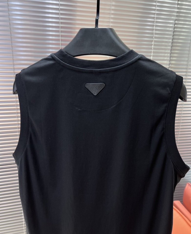 Prada 普拉达2025新款首发最新款三角标无袖背心，高端订制 设计前卫时尚！品牌logo重工艺设计
