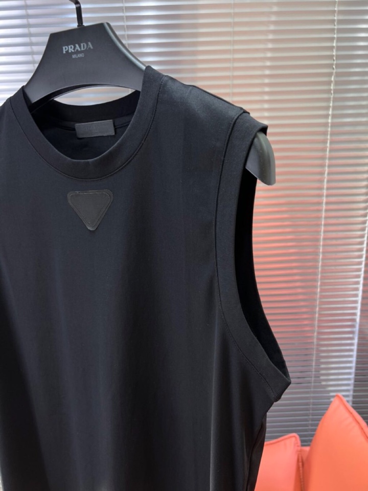  Prada 普拉达2025新款首发最新款三角标无袖背心，高端订制 设计前卫时尚！品牌logo重工艺设计